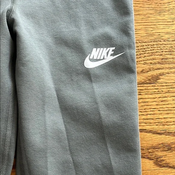 Girls Nike Gray Leggings for Active Comfort - Picture 3 of 4